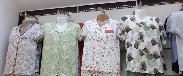 Showroom'da sergilenen pijama ve ev giyimi ürünleri